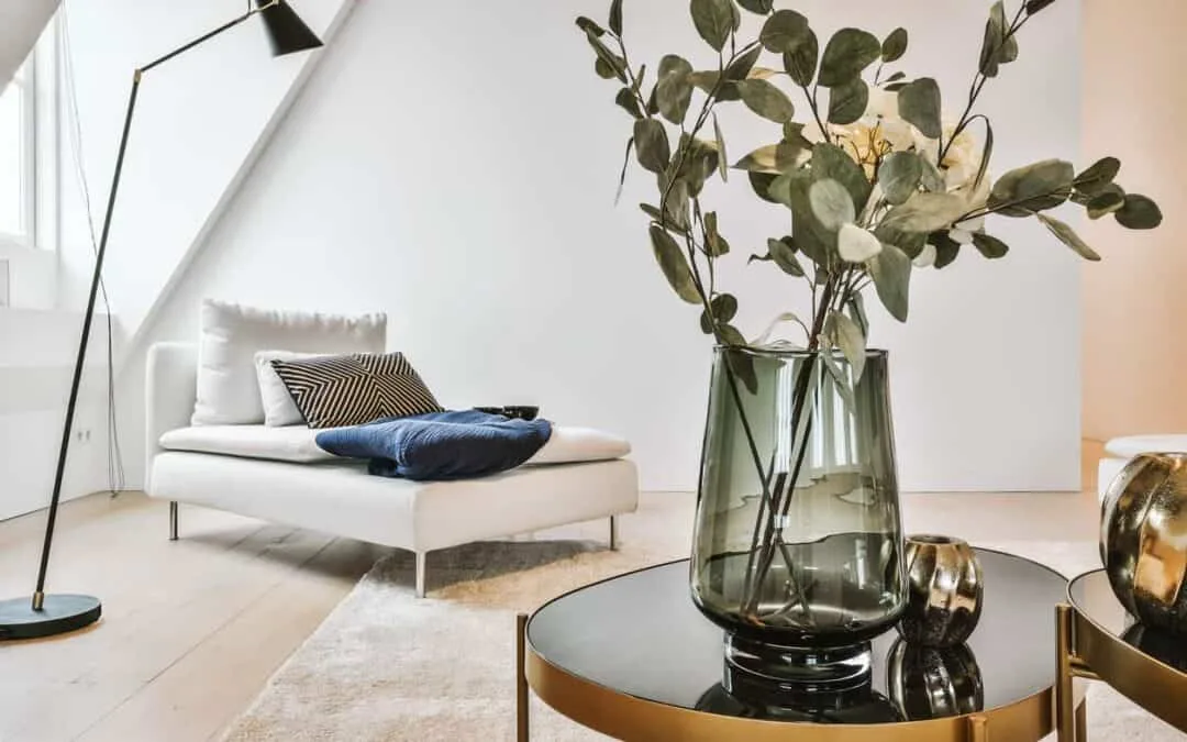 Modern en licht interieur van een woning in Geldrop, met een open woonkamer voorzien van een comfortabele zithoek, grote ramen die veel natuurlijk licht binnenlaten, en een stijlvolle, minimalistische inrichting. Ideaal voor wie zijn huis snel wil verkopen in Geldrop.