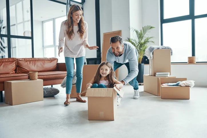Een blij gezin viert de succesvolle verkoop van hun huis. Dankzij een betrouwbare huis opkoper konden ze hun huis snel verkopen zonder gedoe. Geen lange wachttijden, makelaarskosten of onzekerheid – gewoon een directe en eerlijke verkoop. Wil jij ook weten hoe kan ik mijn huis snel verkopen? Ontdek de eenvoudige stappen voor een soepele en snelle woningverkoop in Nederland. Met een ervaren koper krijg je direct duidelijkheid en een snelle afhandeling. Kies voor gemak en zekerheid bij het huis verkopen in Nederland.